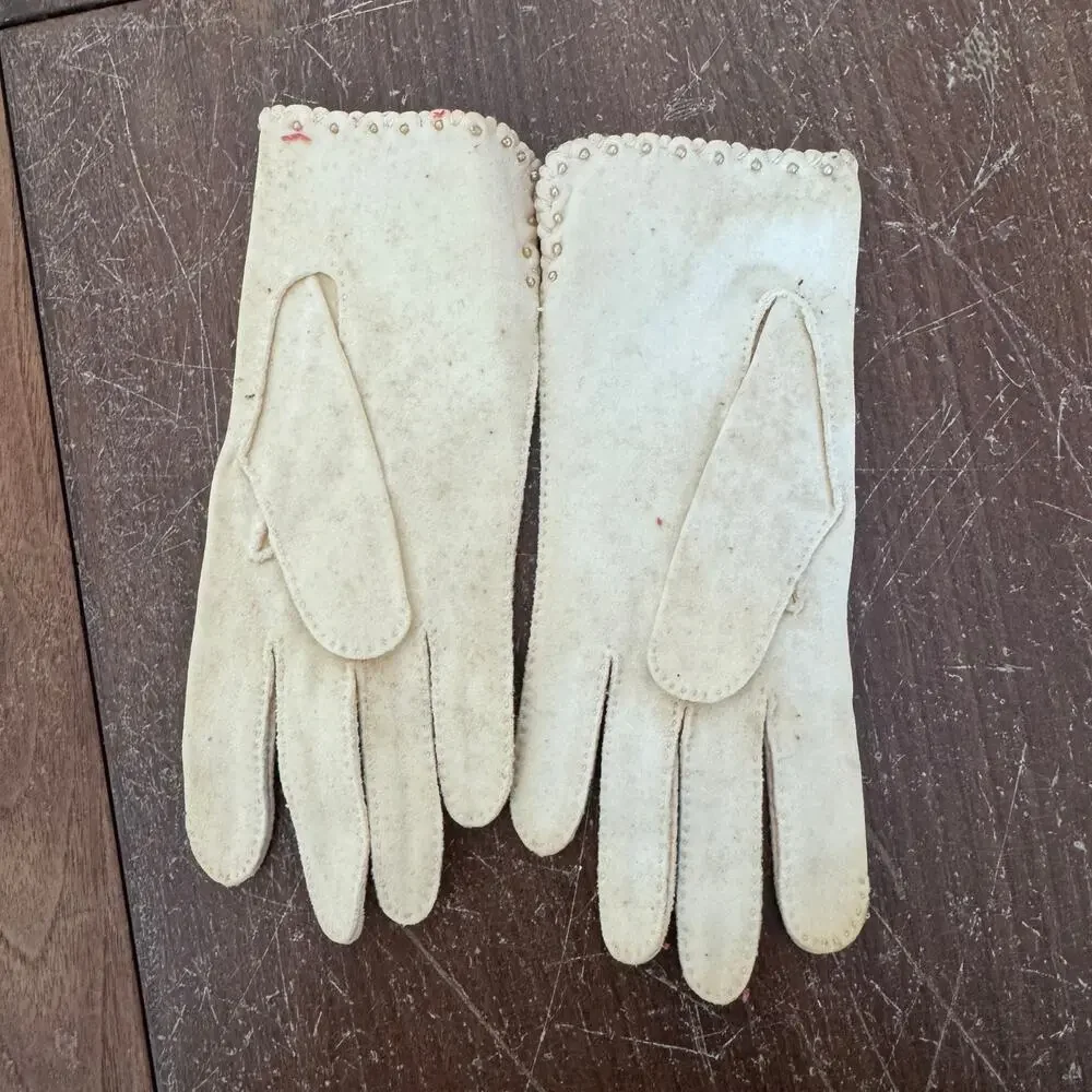 Cresendoe Gloves Ivory Color Faux Pearl Accent‎ Size 6 1/2 with tags